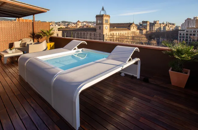 Piscina Mariposa com espreguiçadeiras GRE